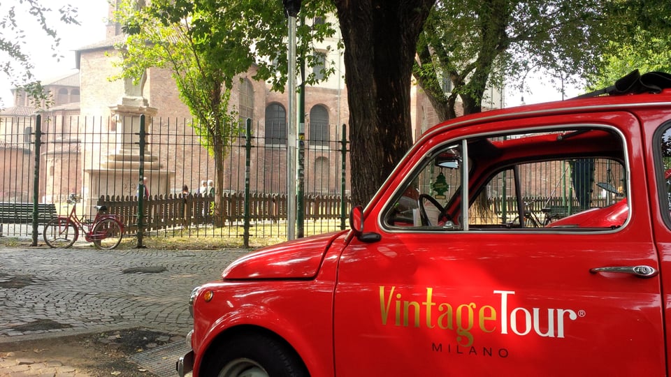 Mailand: Schnelle Tour mit dem roten Fiat 500 (30 Min., ohne Halt) Mailand: Schnelle ...