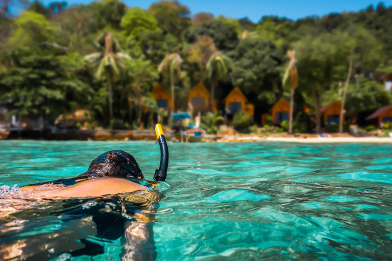 Ko Lanta: Dagsutflykt med snorkling till Phi Phi och Bamboo Islands