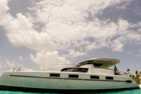 La Romana: Saona Island Private Catamaran Tour with Lunch