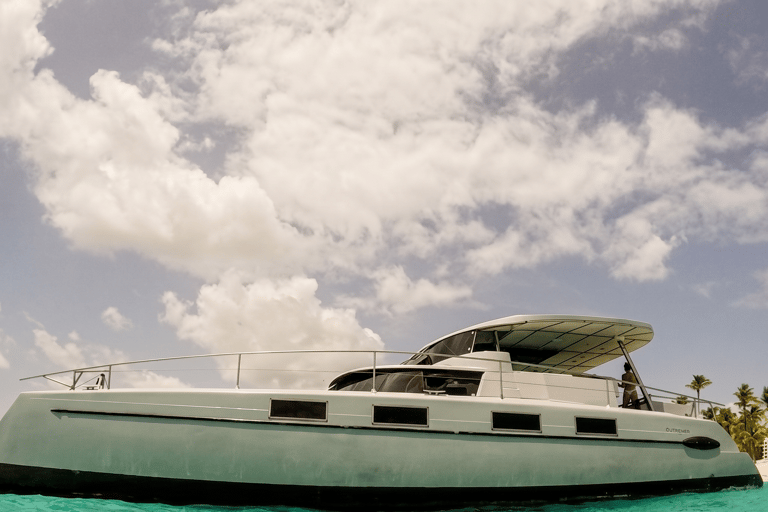 La Romana: Saona Island Private Catamaran Tour with Lunch