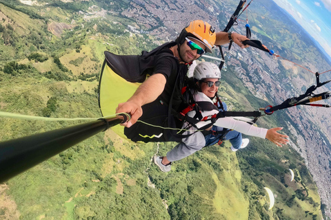 Gleitschirmfliegen in Medellín: Kostenloser GoPro-Service.