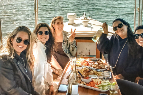 Passeio de barco romântico com vinho e queijo ou jantar surpresaPasseio de barco romântico com vinho e queijo, avistamento de lobos marinhos