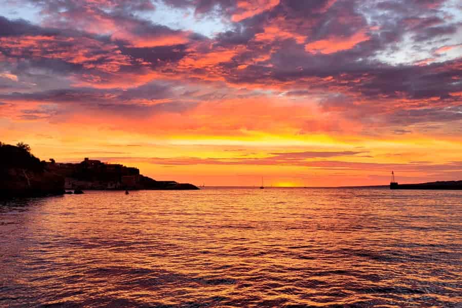 Marseille: Bootsfahrt bei Sonnenuntergang mit Buffet und Wein. Foto: GetYourGuide Marseille: Bootsfahrt bei Sonnenuntergang mit Buffet und Wein. Foto: GetYourGuide