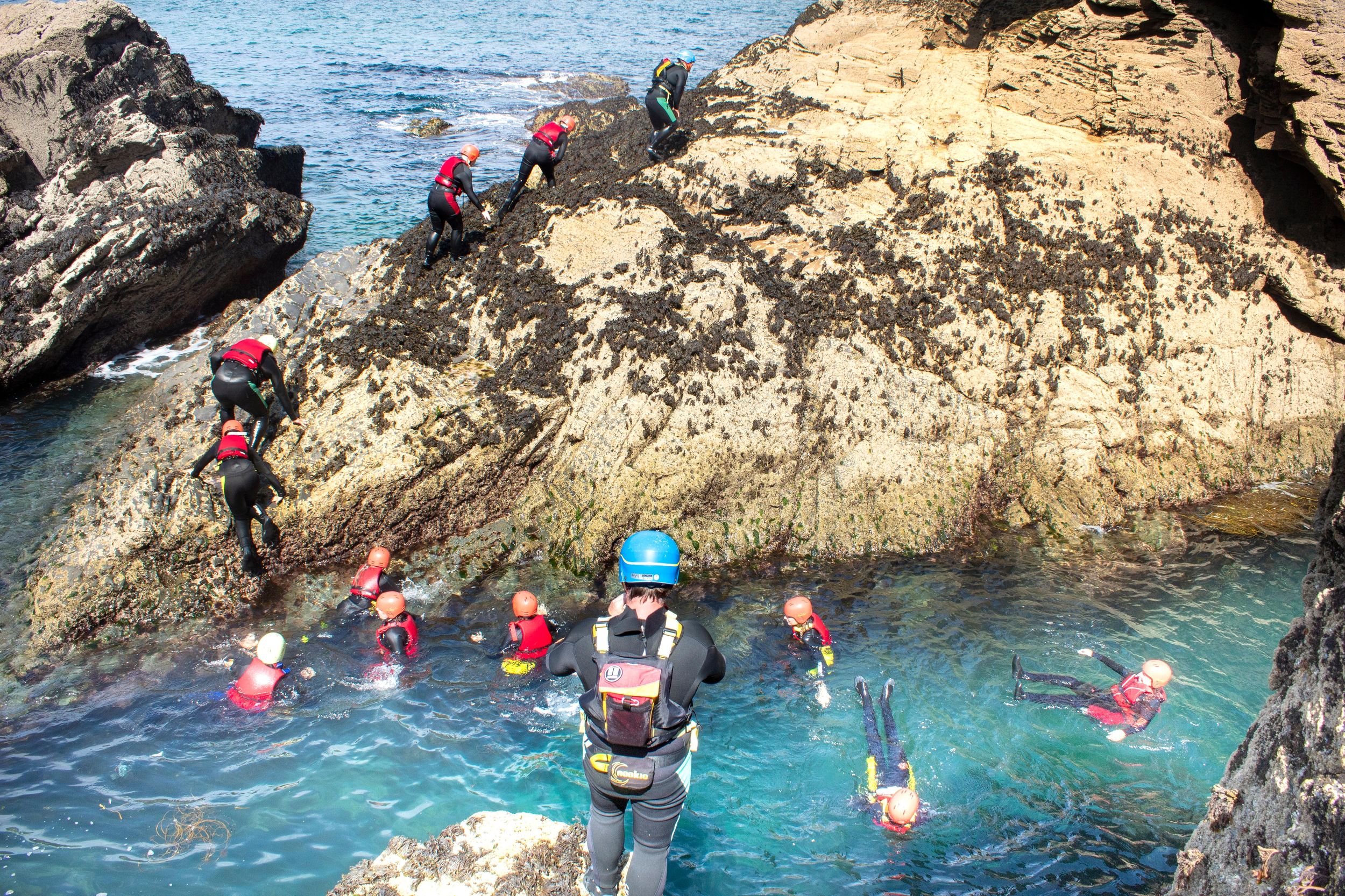 Cornwall: Coasteering-Abenteuer in Cornwall