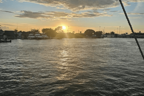 Pôr do sol sobre a baía em Phantom Boat