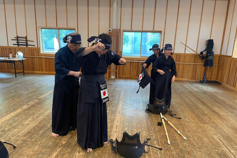 Tokyo: Japanese Kendo Experience with High-Ranked Instructor Let's experience kendo, a traditional Japanese martial art!