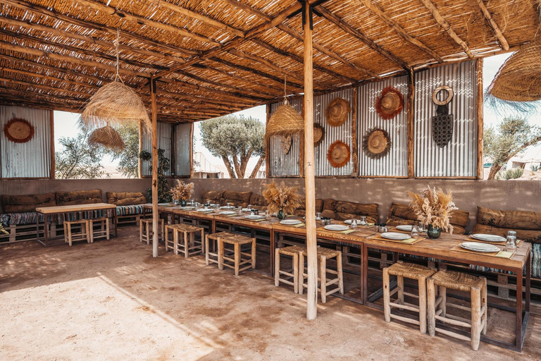 Marrakech: Agafay Desert Inara Camp Passe de um dia na piscina com almoço