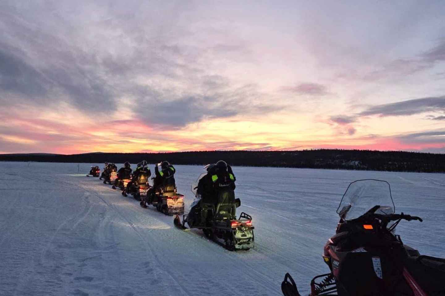 基律纳：雪地摩托之旅与瑞典咖啡享受