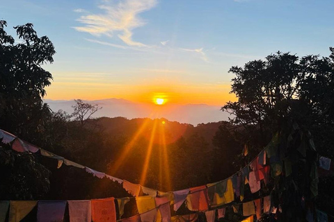 Kathmandu: Nagarkot Sunrise Tour with Day Hike