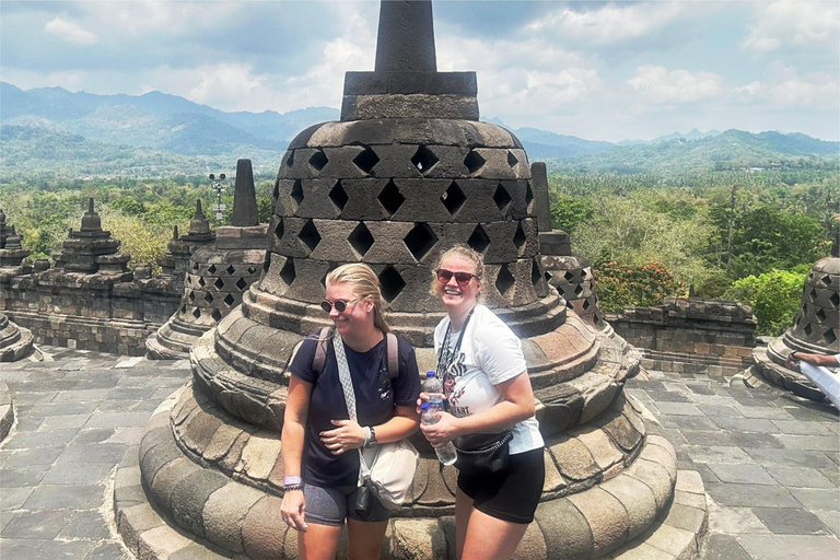 Tour con salita al Borobudur, biglietti garantiti e trasferimentiTrasferimento in hotel di andata e ritorno con biglietti d'ingresso