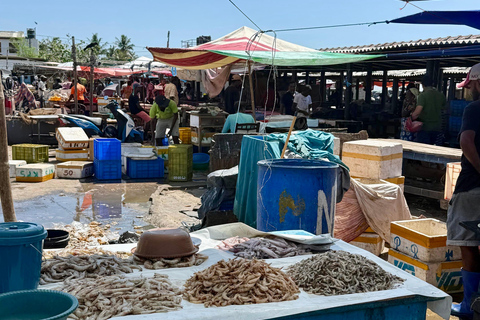 Negombo: Private Tuk-Tuk Tour –Temples, Markets & Local Life