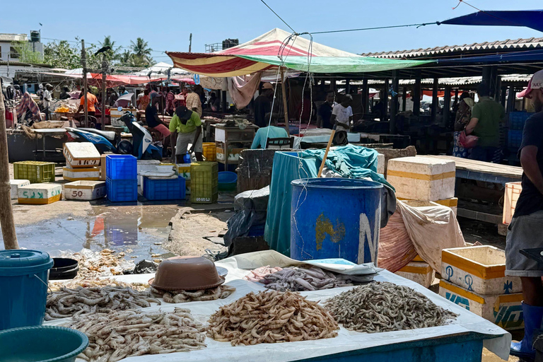 Negombo: Private Tuk-Tuk Tour –Temples, Markets & Local Life