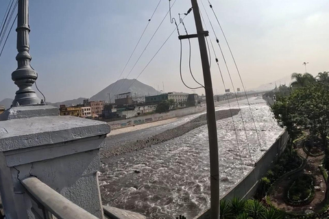 Lima : visite guidée du centre historique en vélo électriqueVisite de Lima : Découvrez le centre historique de Lima à vélo électrique et dégustation culinaire