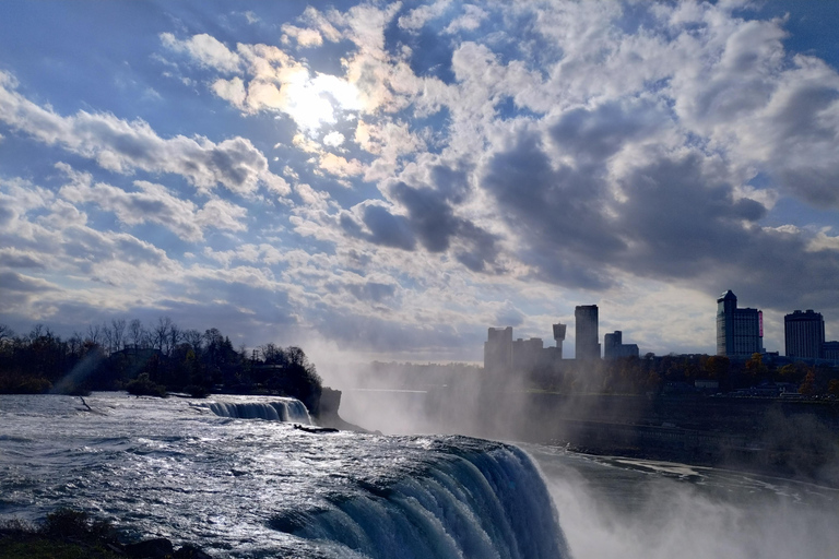 Chutes du Niagara : Visite hivernale avec entrée dans la Grotte des ventsChutes du Niagara : Visite hivernale avec entrée à la Grotte des vents