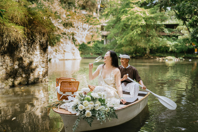 Ubud: Romantic Picnic on a Wooden Boat with Sparkling Wine