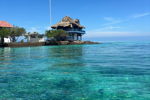 Sightseeing tour of the Rosario Islands (snorkeling, lunch and raccoons)