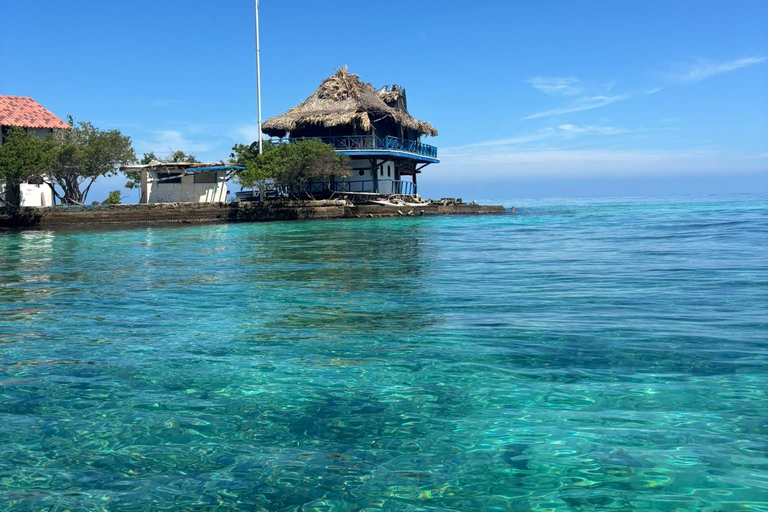 Sightseeing tour of the Rosario Islands (snorkeling, lunch and raccoons)