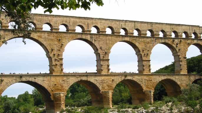 from avignon pont du gard saint remy les baux day tour