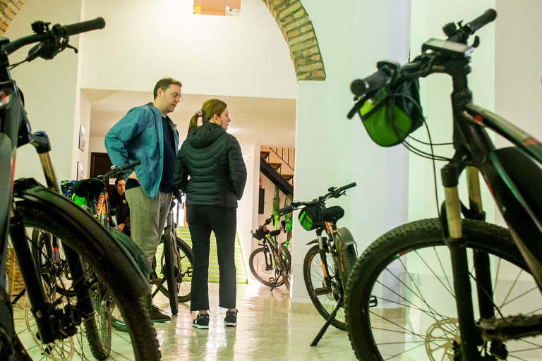 Roma: Tour in eBike della Via Appia Acquedotti, Catacombe e Cestino per il PranzoTour di 5 ore con visita alle catacombe e cestino per il pranzo