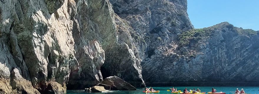 Sesimbra : Tour en bateau privé - Plages sauvages, baies secrètes, grottes