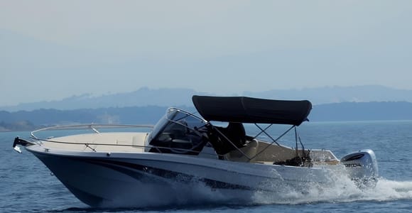 Omiš: Brač Island Hidden Bays Boat Tour with Snorkeling