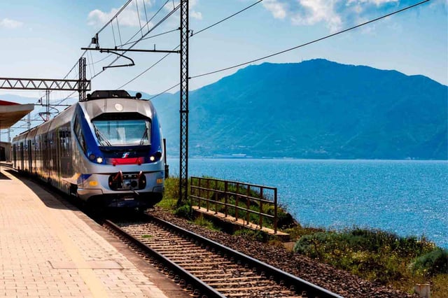 Von Civitavecchia: Zug ins Stadtzentrum von Rom und zurück