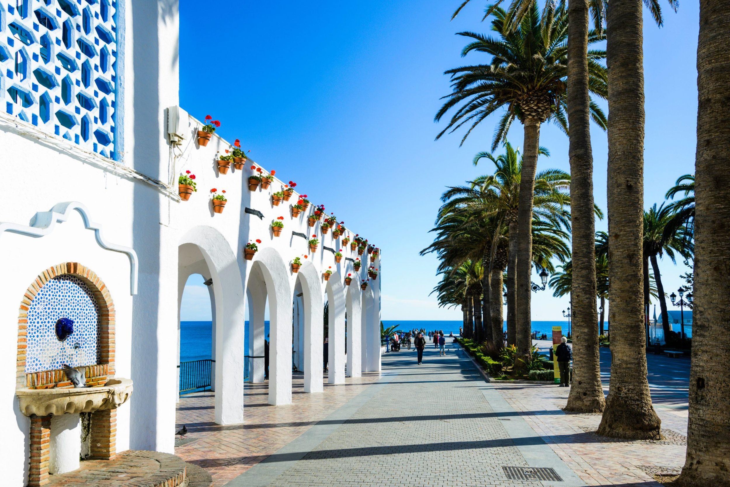 Ab Granada: Tagestour zu den Höhlen von Nerja, nach Nerja, Frigiliana und zum Strand
