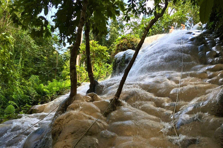 Disfruta de la Cascada Pegajosa y del Parque Nacional de la Fuente de Chet Si