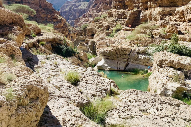 Muscat: całodniowa wycieczka do Wadi Shab i Bimmah Sinkhole + bezpłatny lunch