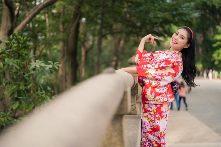 Zwiedzanie świątyni Meiji w KIMONO.