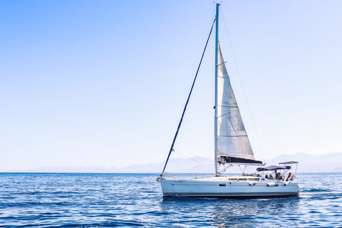 Chania: Zeilcruise met snorkelen & maaltijdVanuit de haven van Kolimvari: Zeilcruise