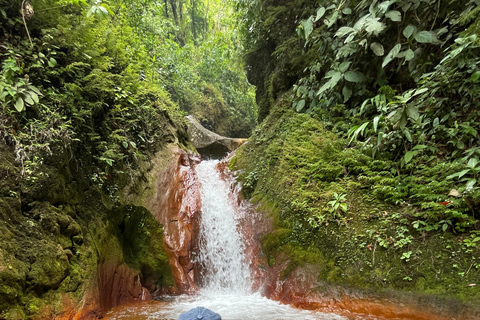Vulcano Miravailles: A caccia di cascate e attività vulcanica