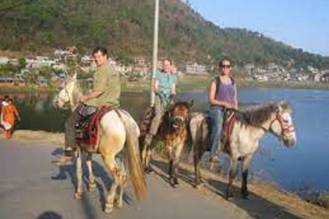 En selle pour une aventure équestre d'une heure à Pokhara