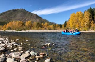 Glacier National Park: Landschaftliche Fahrt auf dem Flathead River