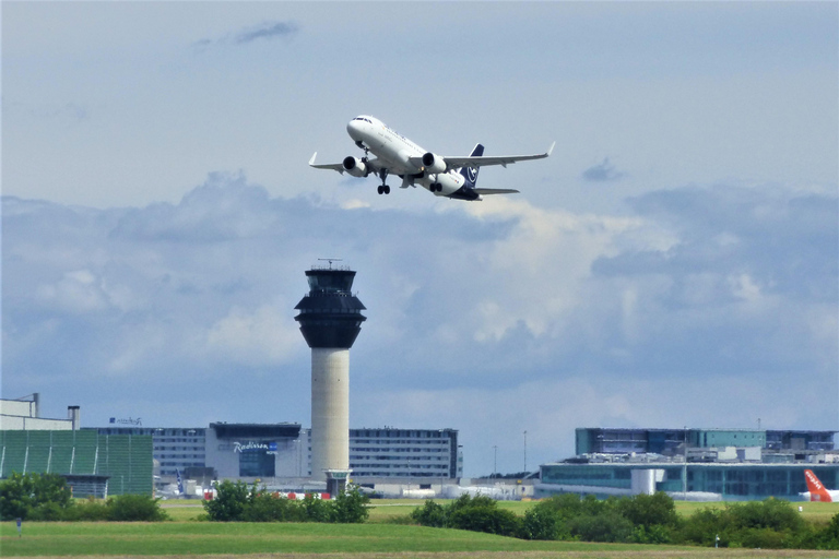 Manchester Airport Runway Walk with Plane Spotting Manchester: Airport Runway Walk with Plane Spotting
