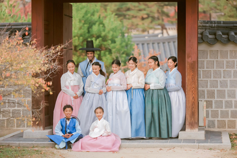 Storytelling Hanbok Photography at Royal Palace Private Group Photography Session