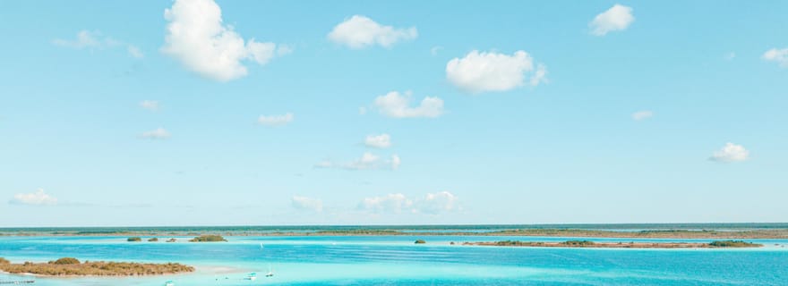 Excursion en bateau dans la lagune des sept couleurs de Bacalar au départ de Costa Maya