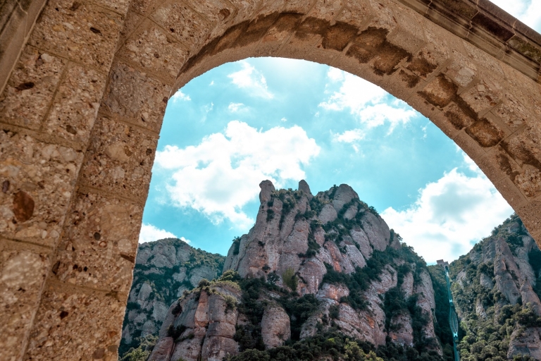Z Barcelony: Montserrat i zwiedzanie klasztoru UNESCO z przewodnikiemOpcja standardowa