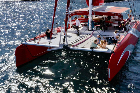 Marseille : Calanques Katamaran-Kreuzfahrt mit Mittagessen und Wein