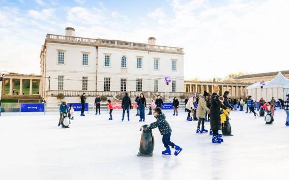 London: Schlittschuhlaufen auf der Queen's House Ice Rink, Greenwich