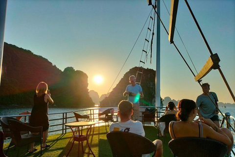 Depuis Hanoi : Croisière dans la baie d&#039;Halong avec déjeuner et transferts