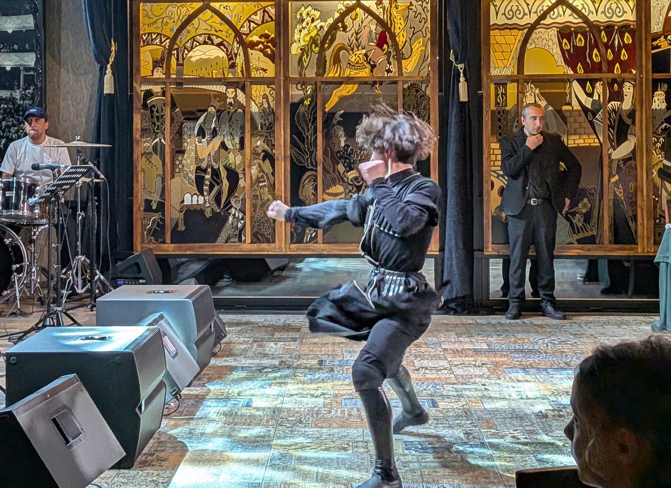 Tbilisi: georgisk middag, danseshow og afhentning på hotellet