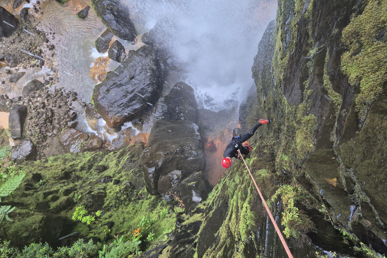 Canyoning en hauteur : circuit de canyoning de niveau moyen à élevéCanyoning de haut niveau : circuit de canyoning de niveau moyen à élevé