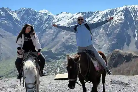 Montez à cheval jusqu'à l'église de la Trinité de Gergeti et atteignez le sommet d'une montagne