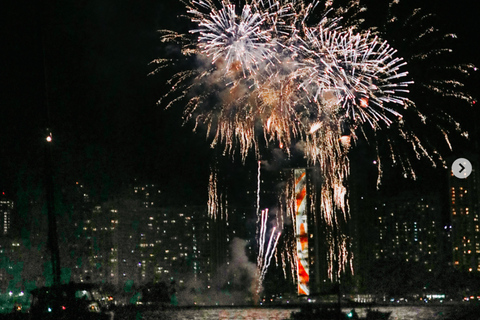 Waikiki: Friday Night Fireworks Cruise from Beach