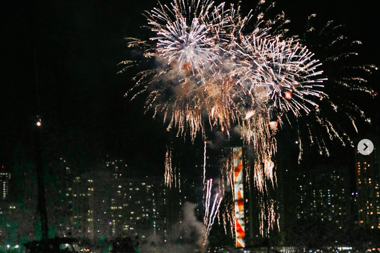 Waikiki: Friday Night Fireworks Cruise from Beach