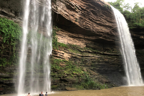 Excursión de un día a los Jardines Botánicos de Aburi, la Granja de Cacao y las Cataratas de BotiExcursión de un día a los Jardines Botánicos de Aburi y las cascadas de Boti