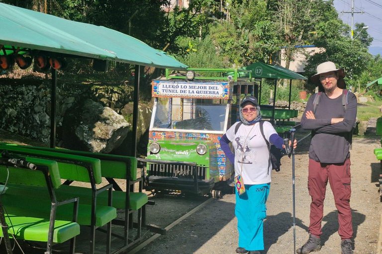 Medellín: tour di un giorno del Tunel de la Quiebra, della ferrovia e delle cascateMedellín: Tour di un giorno del Tunel de la Quiebra, della ferrovia e delle cascate