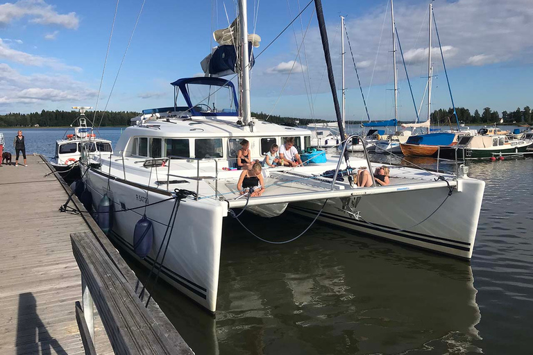 Helsinki : Voile privée en catamaran (jusqu'à 15 personnes)