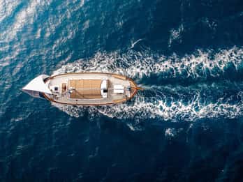 La Maddalena: tour of the islands and lunch aboard the Dolce Vita sailing ship.